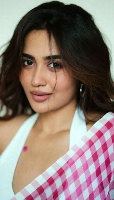 Teju Ashwini Reimagines Pink Saree with Modern Flair
